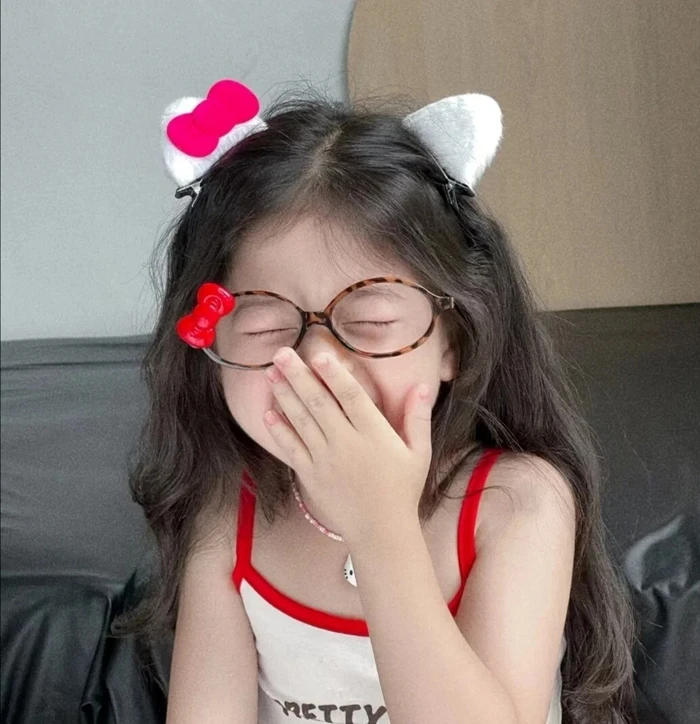 hình ảnh bé gái cười cute