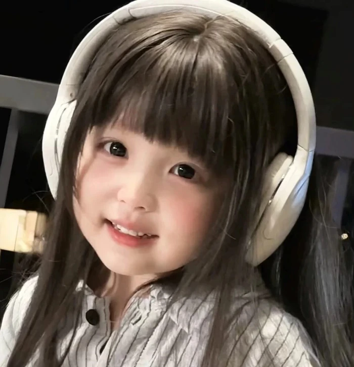 hình ảnh bé gái cười cute