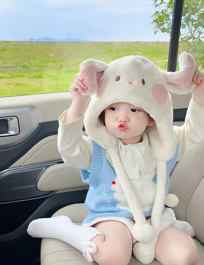 hình ảnh bé gái cute đầy năng lượng