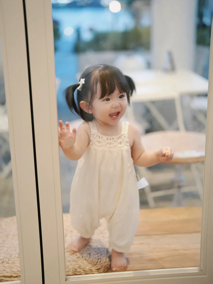 ảnh bé gái cười cute với nụ cười tỏa sáng