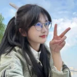 ảnh gái xinh tóc dài đeo kính đáng yêu