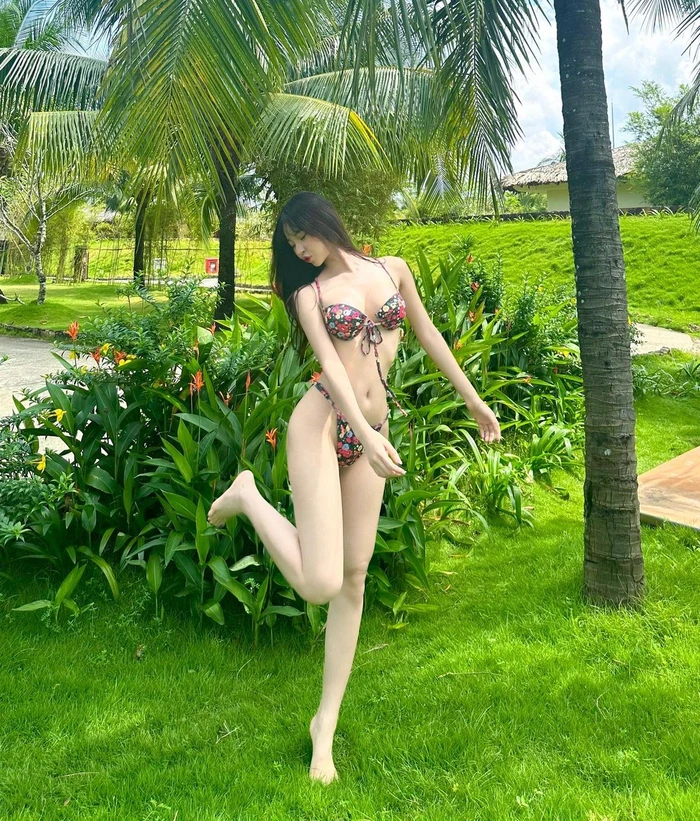 ảnh gái xinh bikini chân dài