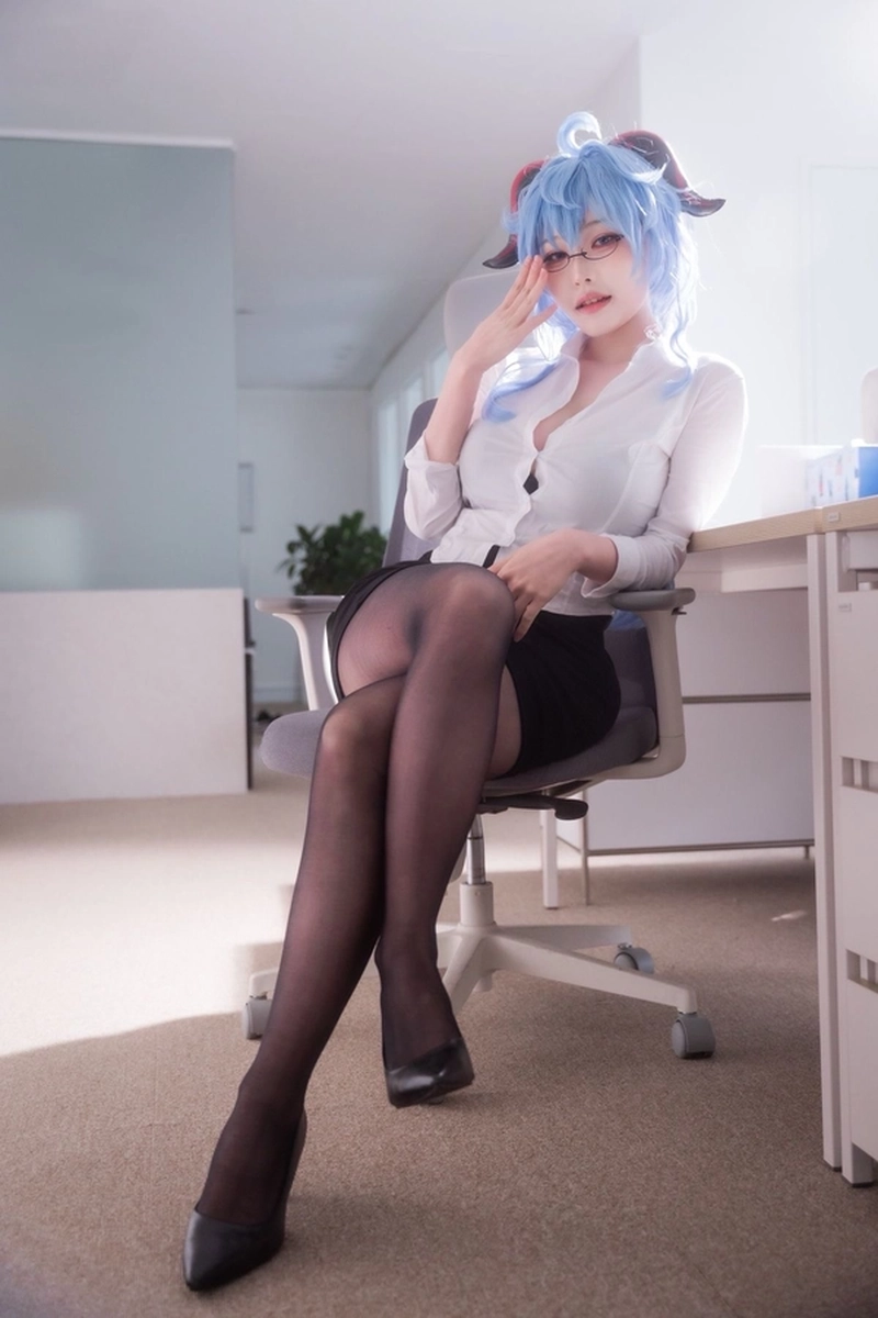 Ảnh cosplay cô thư ký làm việc