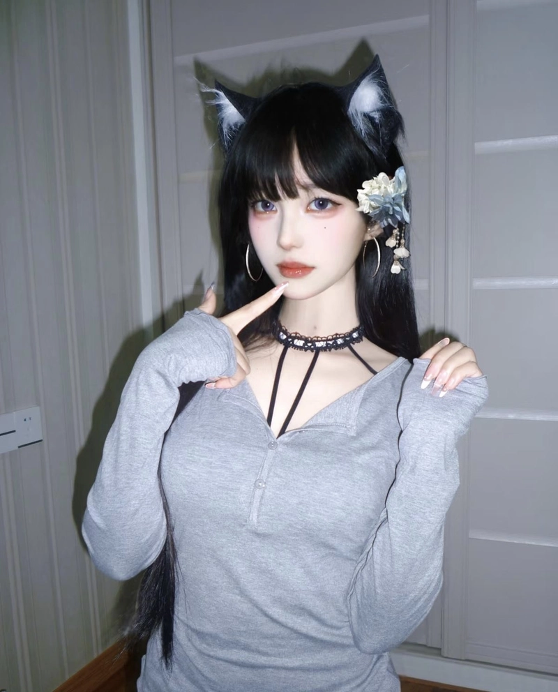 Ảnh cosplay con mèo đen thơ ngây