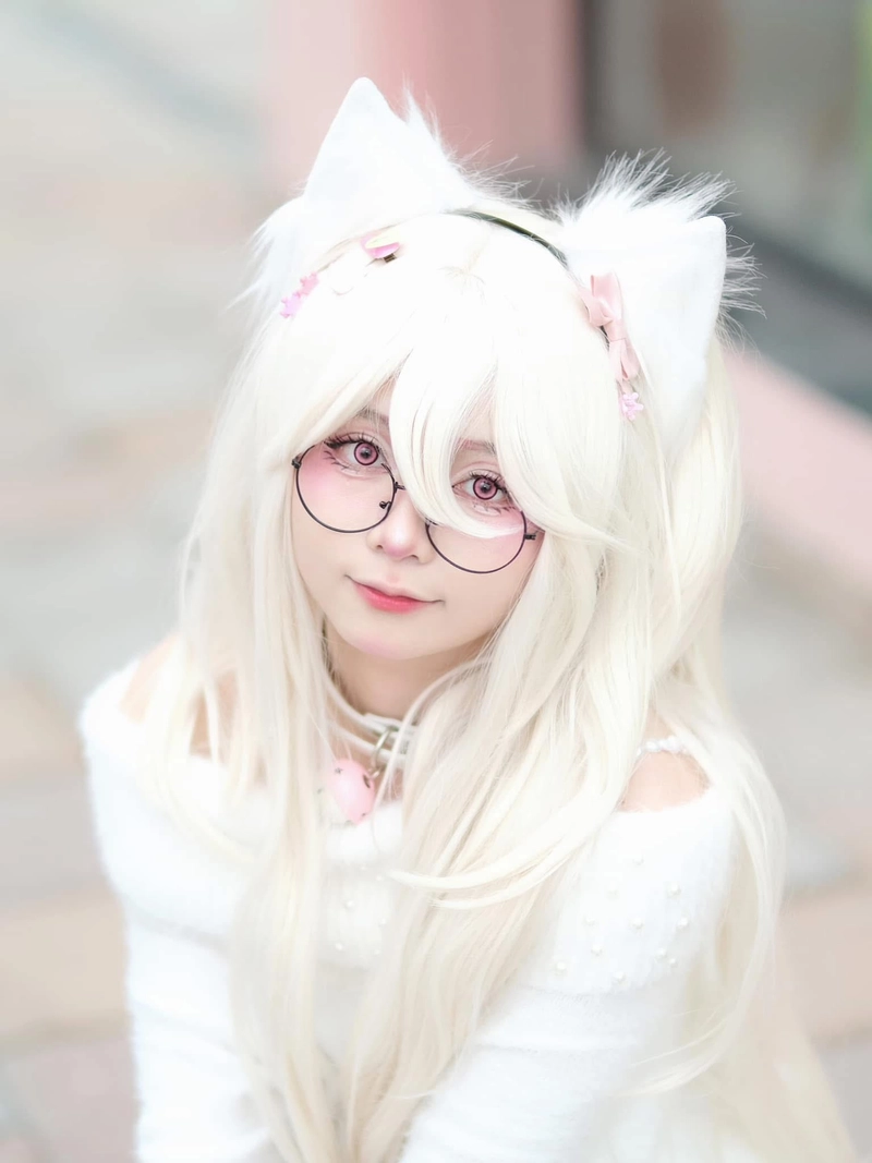 Ảnh cosplay con mèo trắng thuần khiết