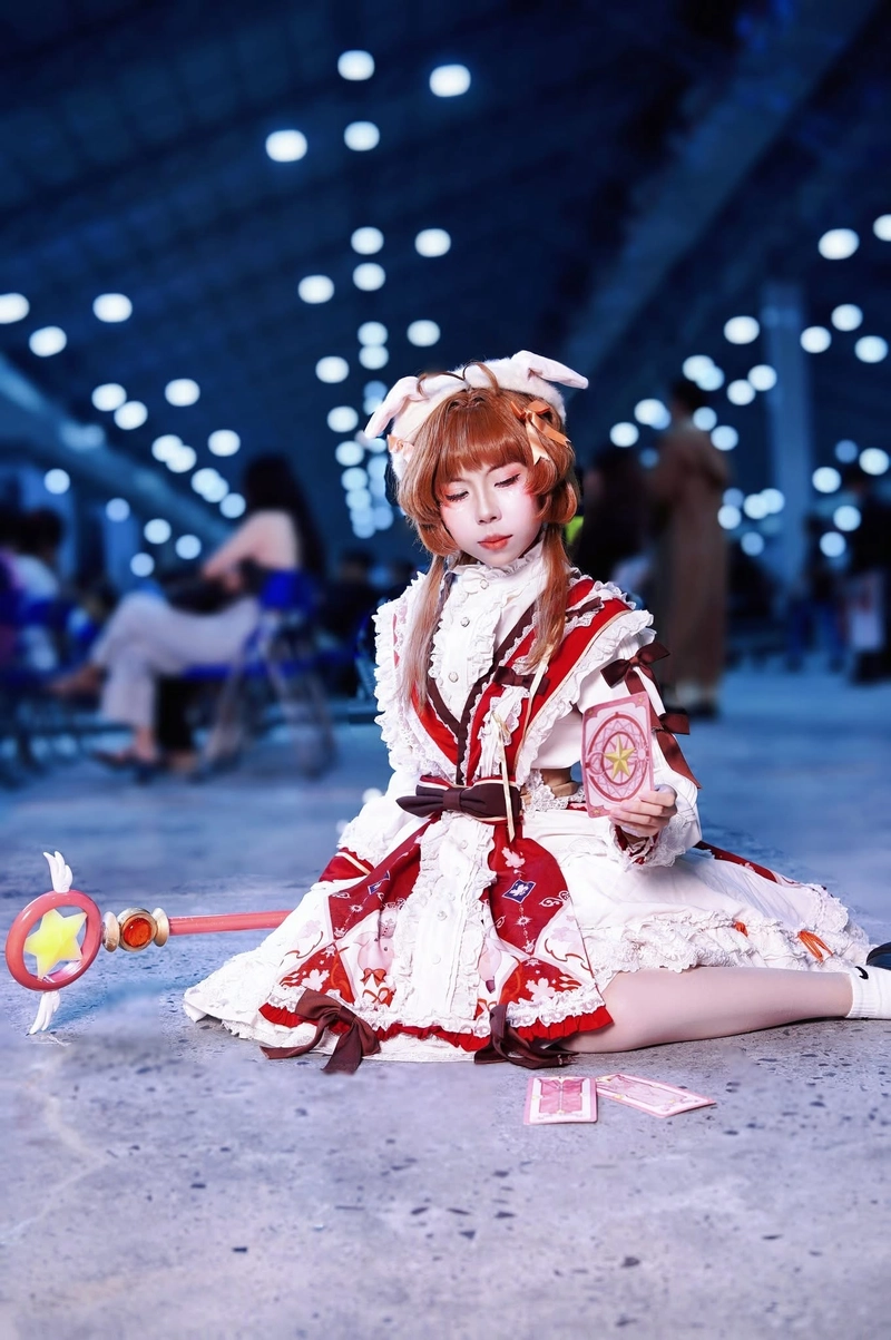 Ảnh cosplay sakura cầm thẻ bài