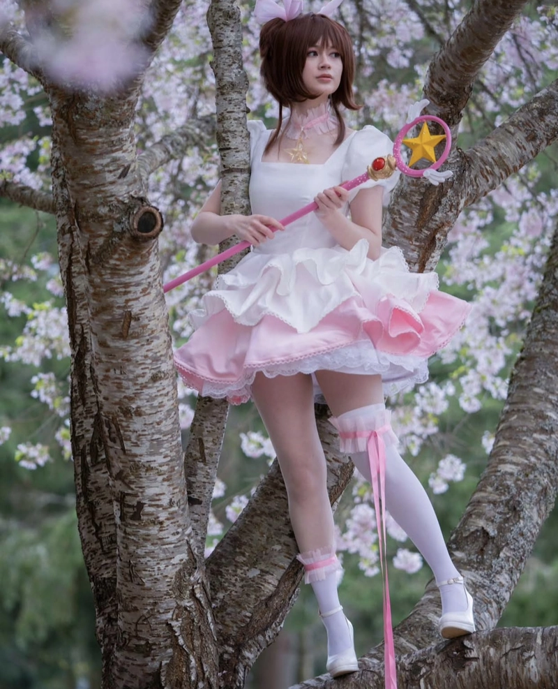 Ảnh cosplay sakura trên cây
