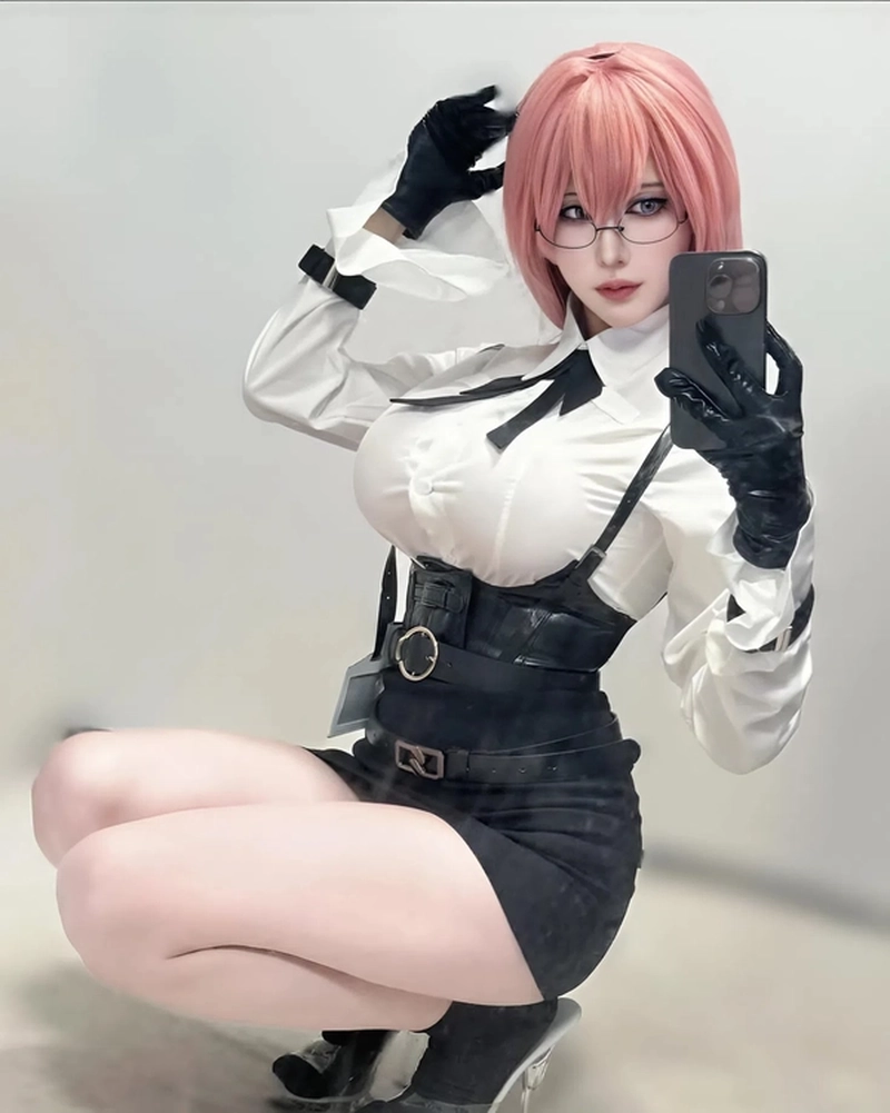 Ảnh cosplay thư ký trước gương