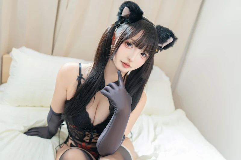 Cosplay mèo đen kiêu sa bí ẩn