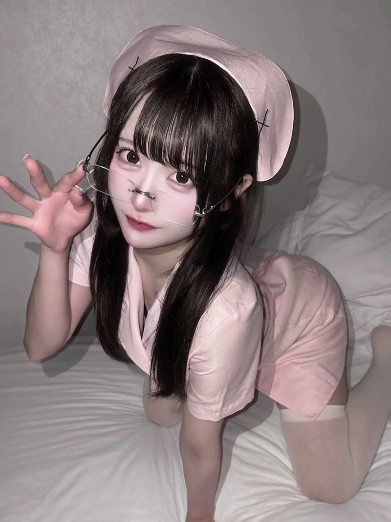 Ảnh Cosplay cô y tá đáng yêu