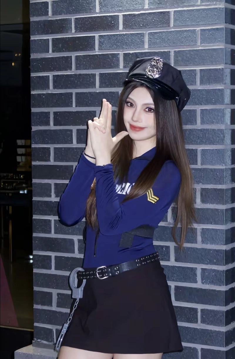 Cosplay cảnh sát nữ dễ thương