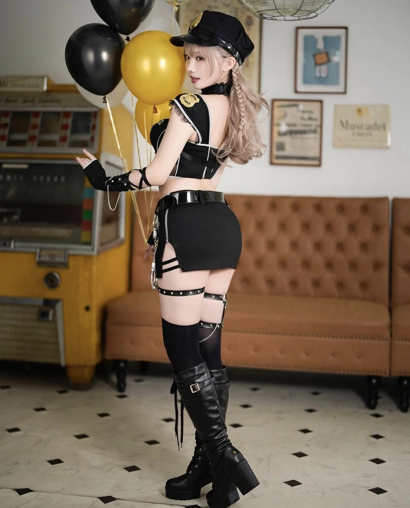 Cosplay cảnh sát nữ xinh