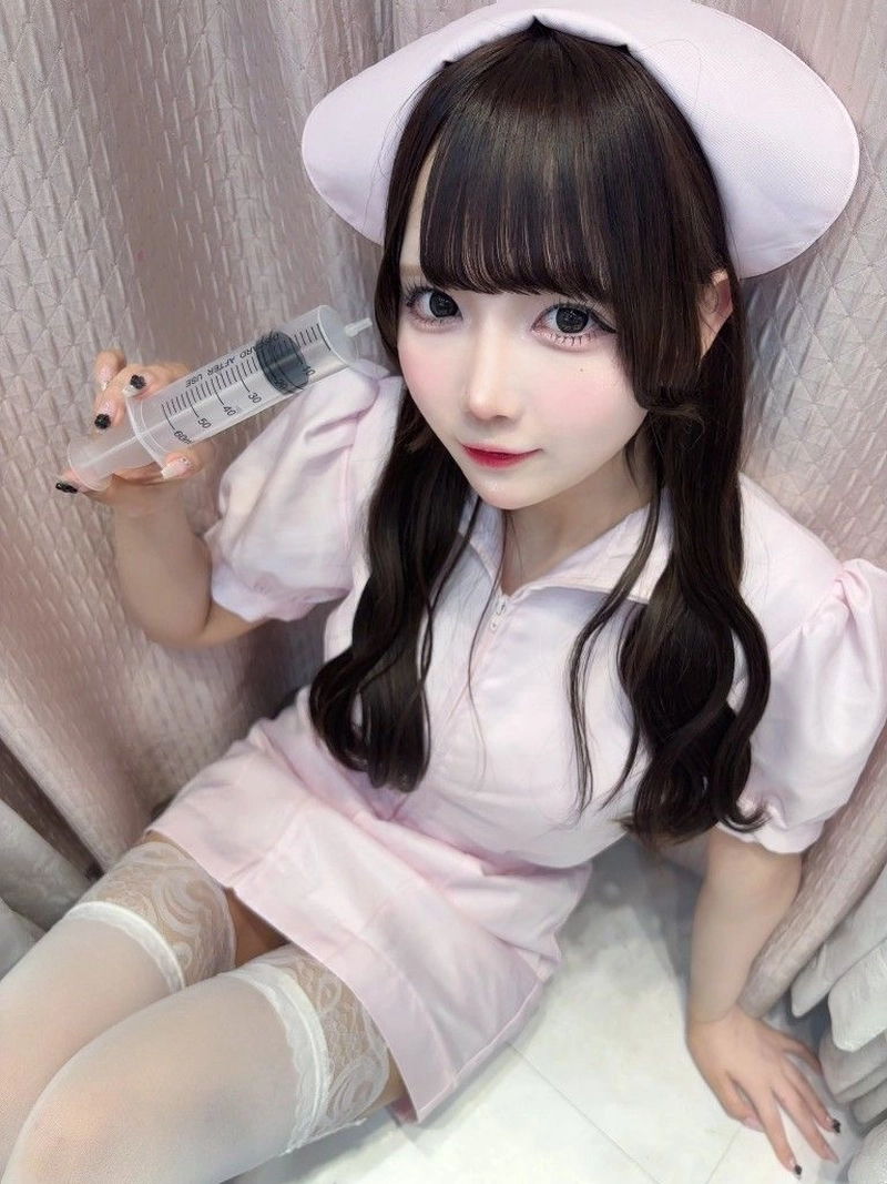 Cosplay cô y tá đáng yêu