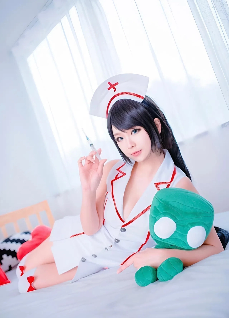 Cosplay cô y tá nóng bỏng