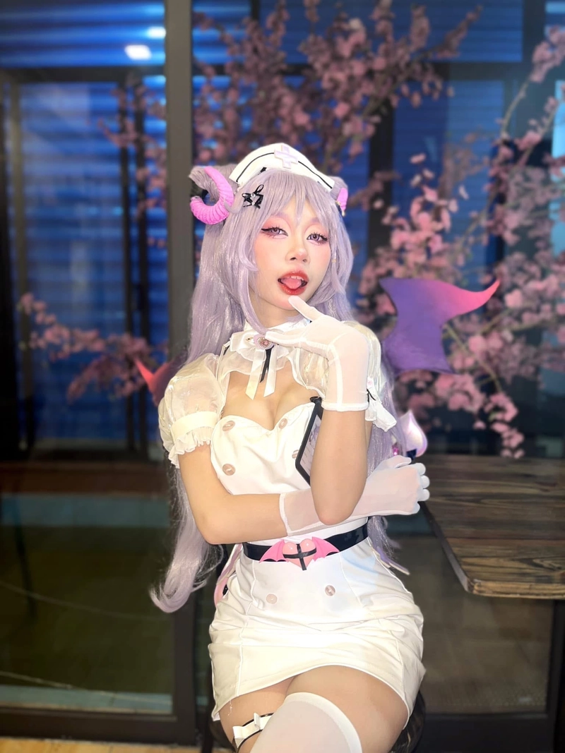 Cosplay cô y tá quyến rũ