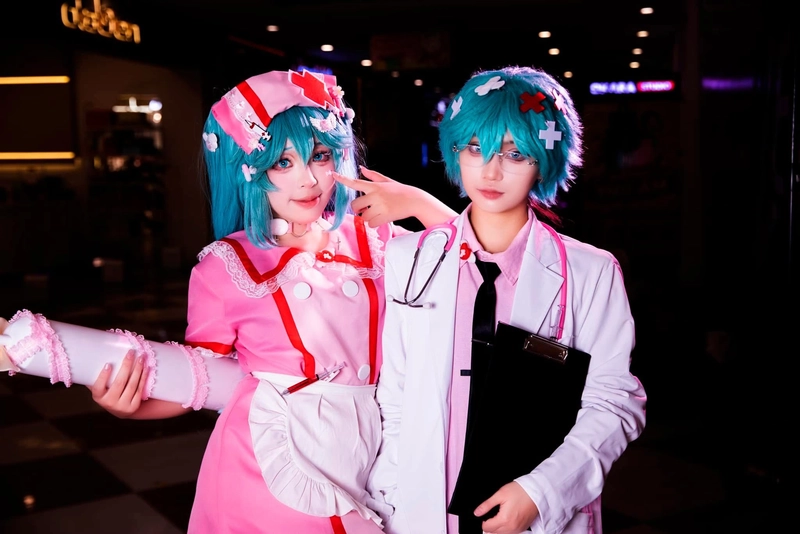 Cosplay cô y tá và anh bác sĩ
