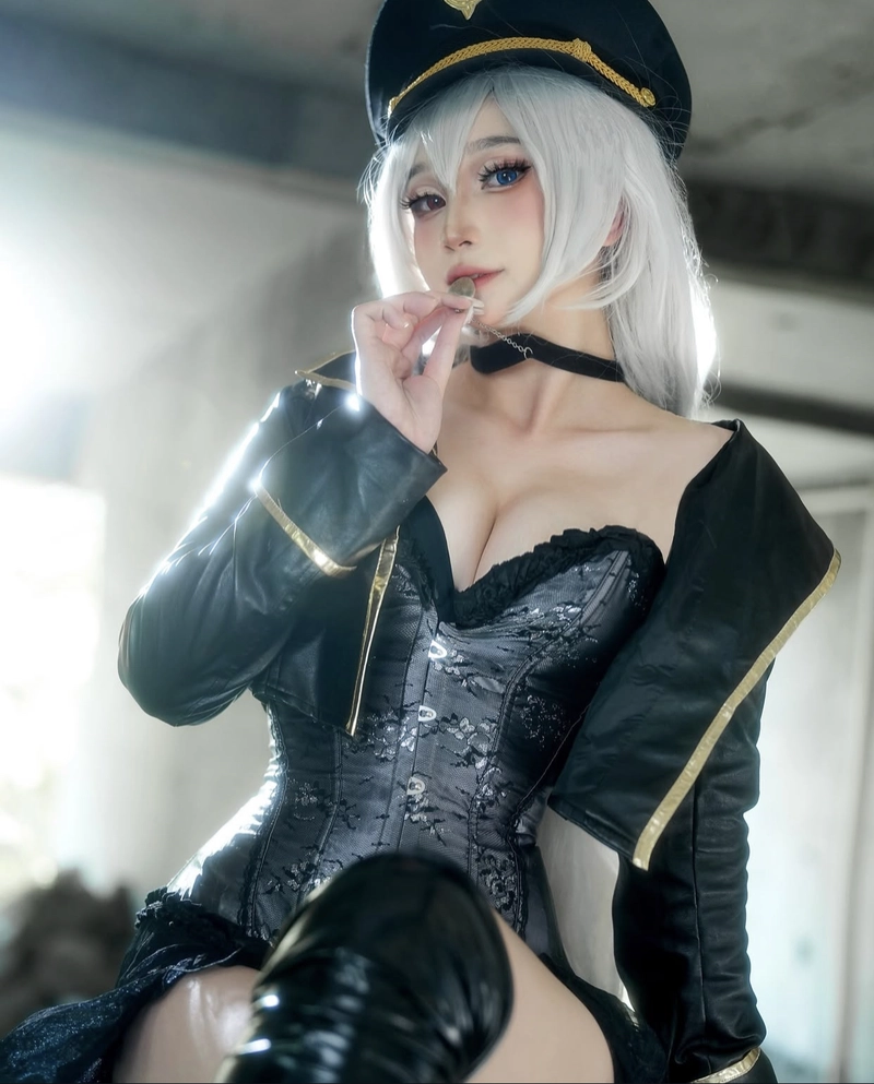 Cosplay nữ cảnh sát xinh