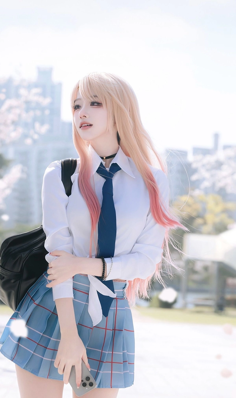 Cosplay nữ học sinh