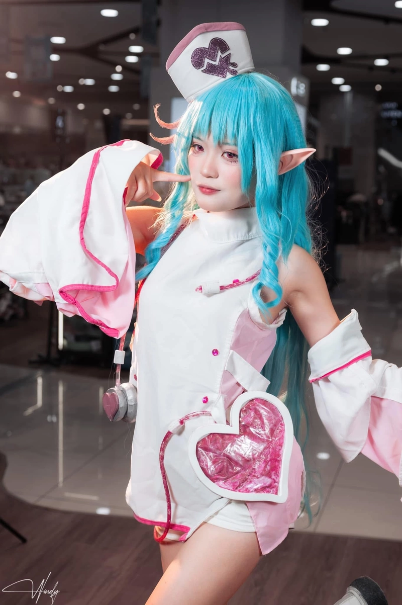 Cosplay nữ y tá dễ thương