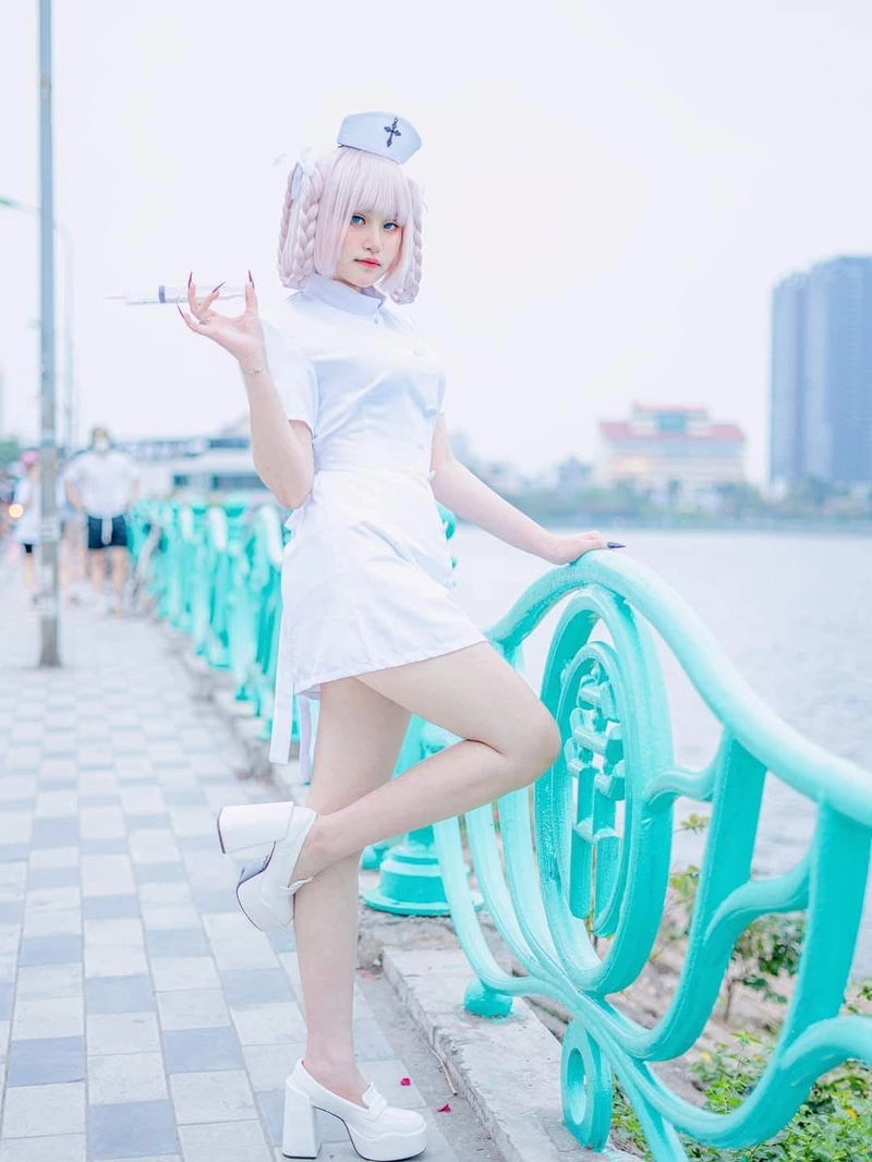 Cosplay nữ y tá xinh đẹp