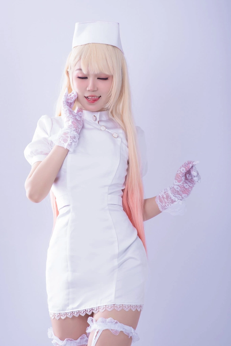 Cosplay y tá đỏng đảnh