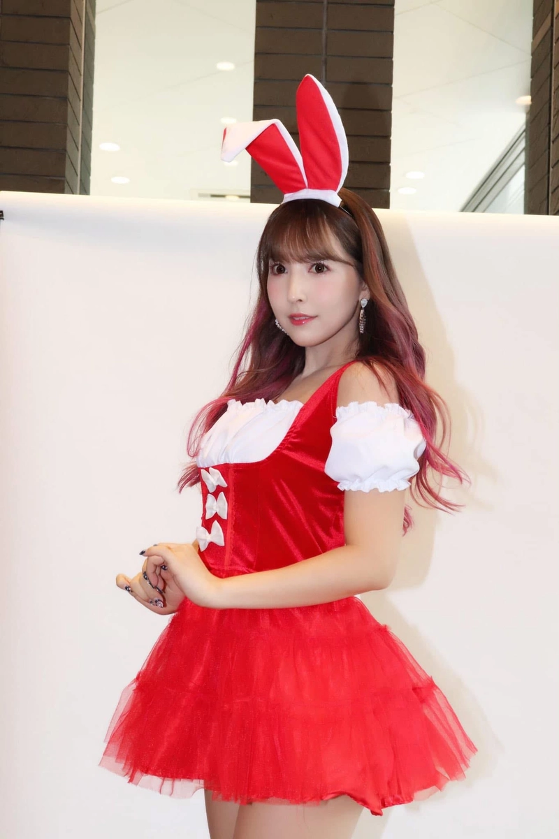 Yua mikami cosplay thỏ đỏ đáng yêu
