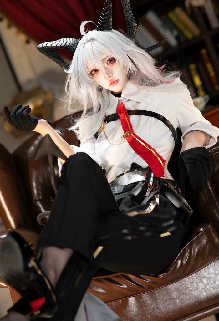 nữ cosplay xinh đẹp trong vai nhân vật anime