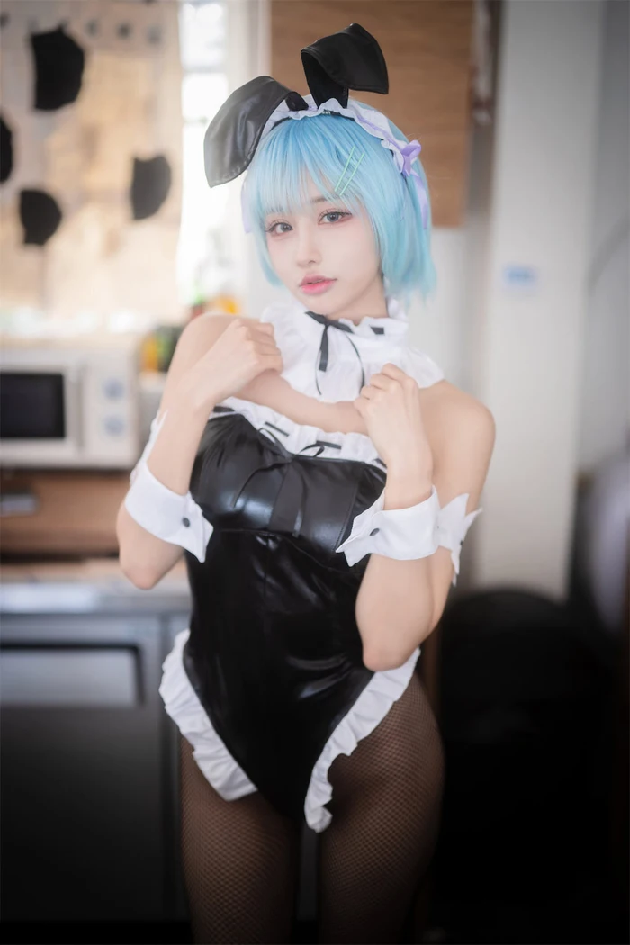 Hầu gái cosplay quyến rũ mê hoặc