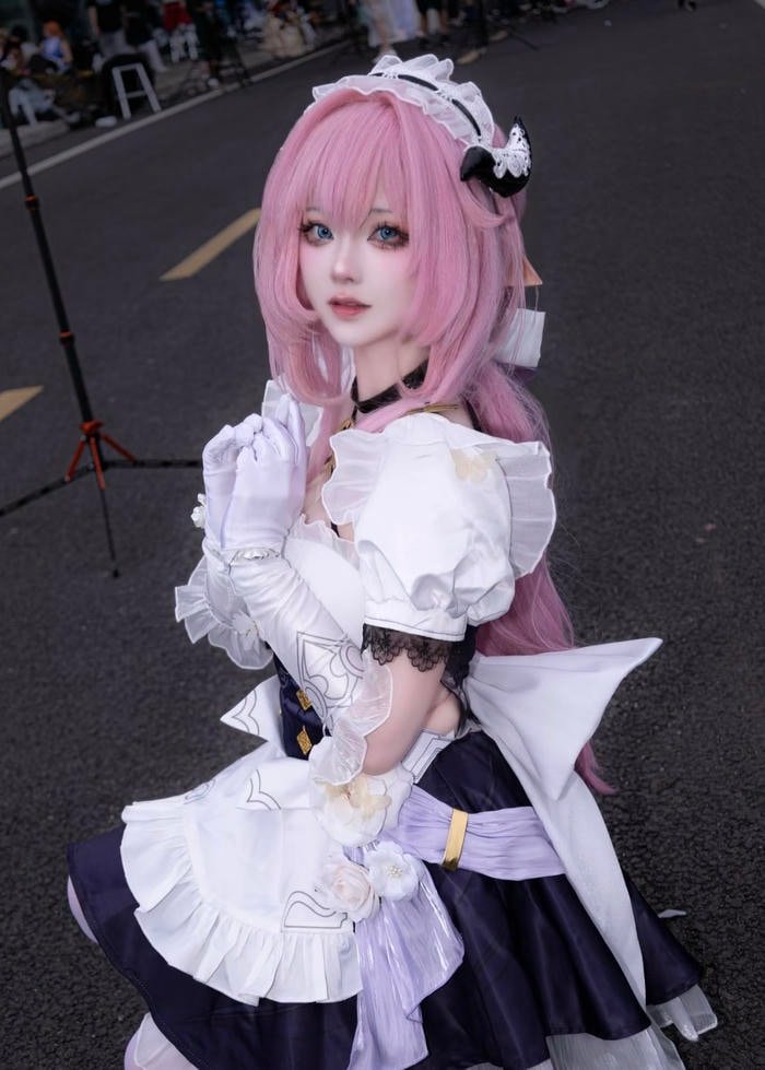 cosplay hầu gái trẻ trung
