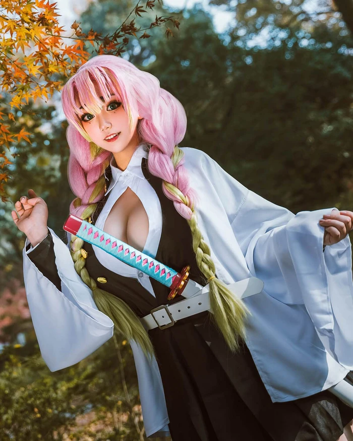 Ảnh cosplay Luyến Trụ tinh tế sang trọng