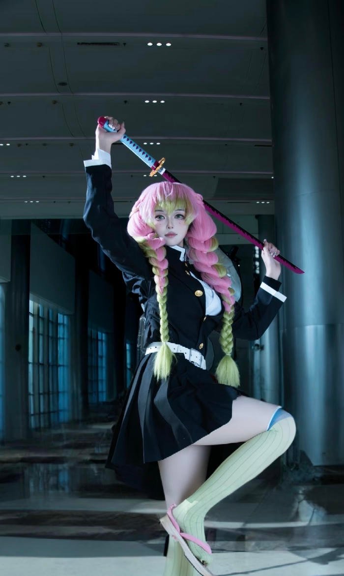 cosplay Luyến Trụ tóc hồng xanh