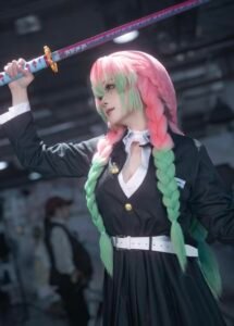 cosplay Luyến Trụ với thanh kiếm