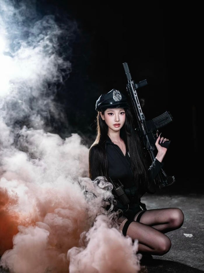 cosplay cảnh sát ánh sáng đẹp