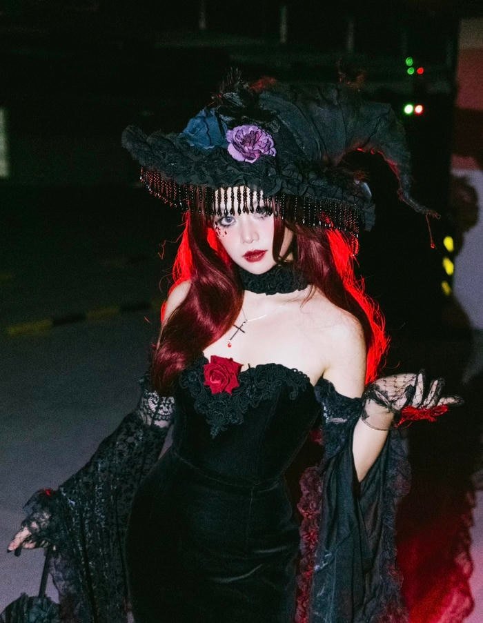 Ảnh cosplay phù thủy xuất hiện trong không gian ánh sáng mờ ảo