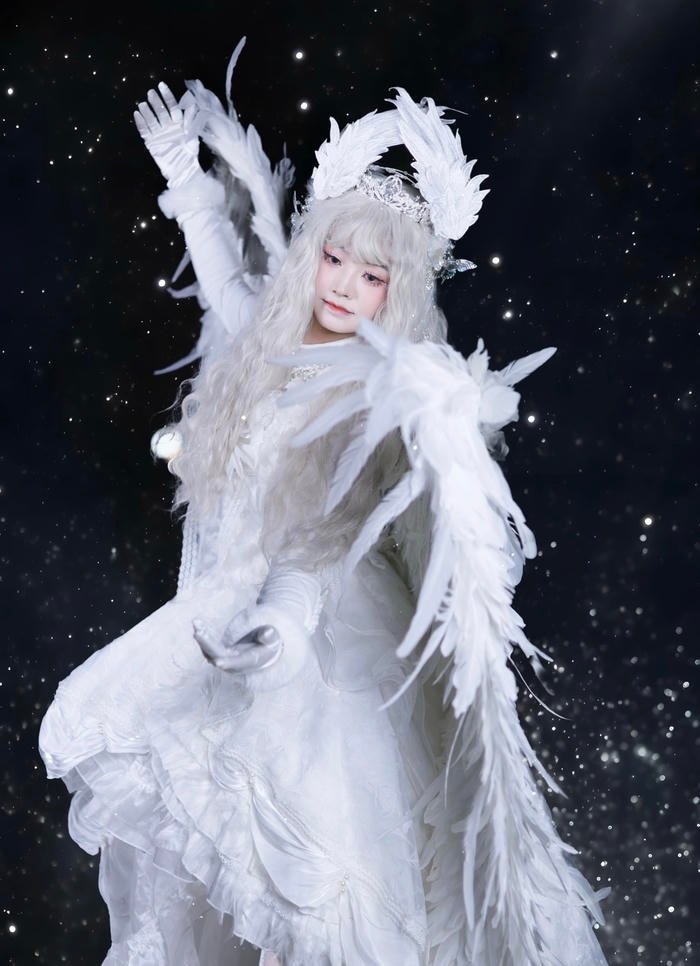 Ảnh cosplay thiên thần khoe dáng đứng mềm mại đầy duyên dáng