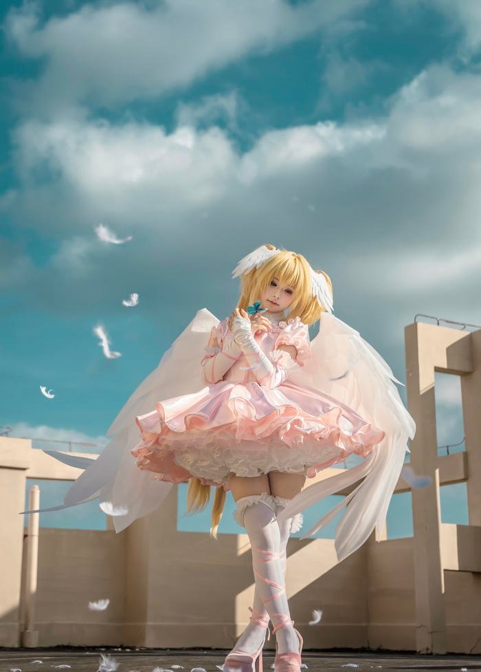 Ảnh cosplay thiên thần với đôi cánh trắng tạo hiệu ứng thị giác đẹp