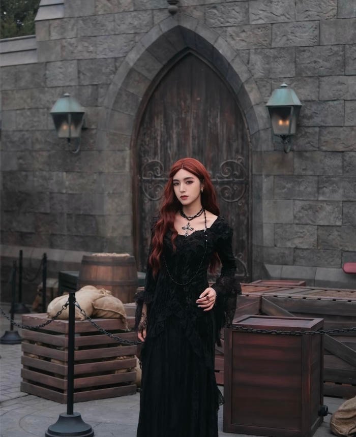 Bức ảnh cosplay phù thủy kết hợp nét gợi cảm và bí ẩn