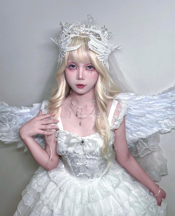 Bức ảnh cosplay thiên thần làm khung hình trở nên mơ màng