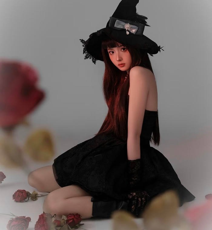Bức hình cosplay phù thủy khiến không gian trở nên ma mị