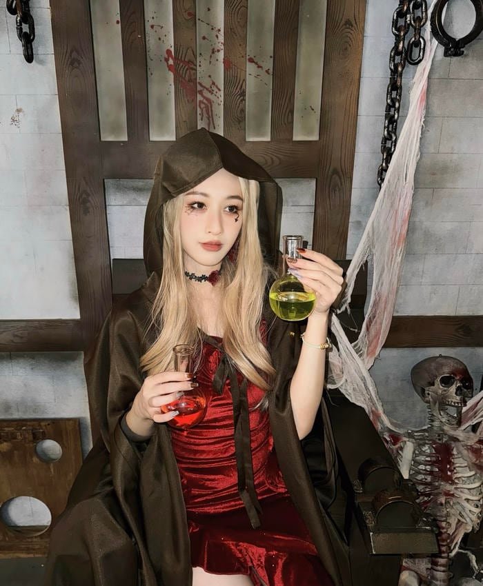 Bức hình cosplay phù thủy thể hiện phong cách ma thuật hiện đại