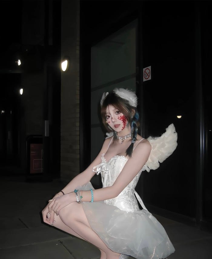 Bức hình cosplay thiên thần khép lại khung hình đầy thu hút