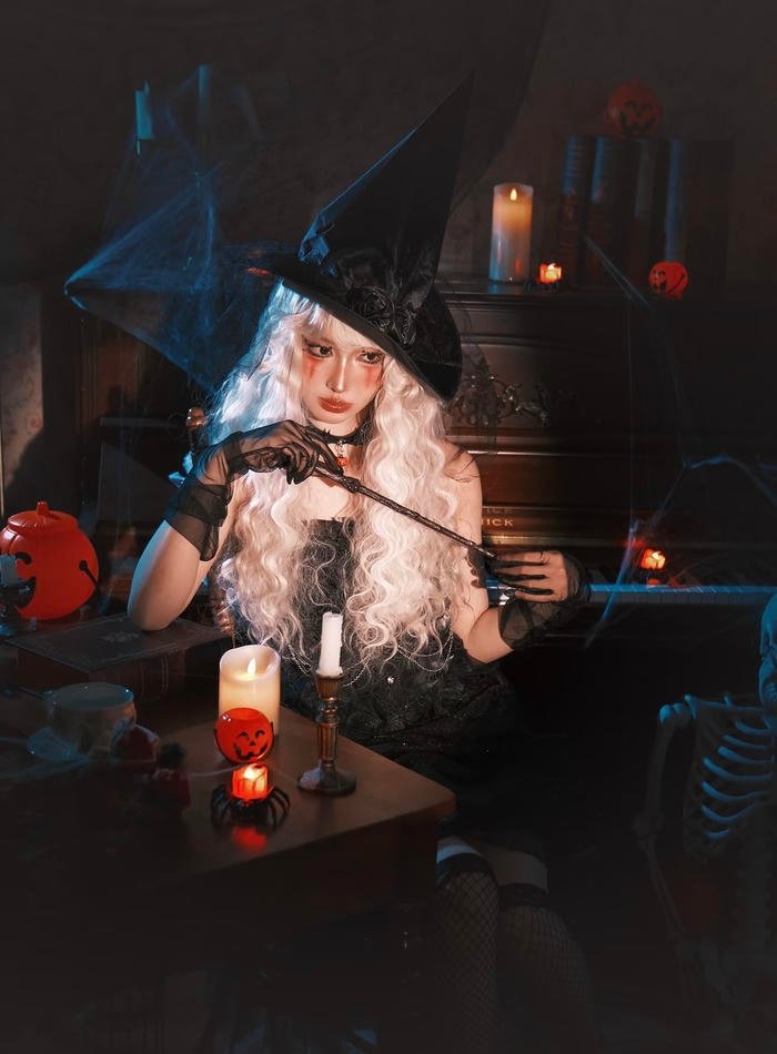 Hình ảnh cosplay phù thủy ánh mắt sắc lạnh rất thu hút