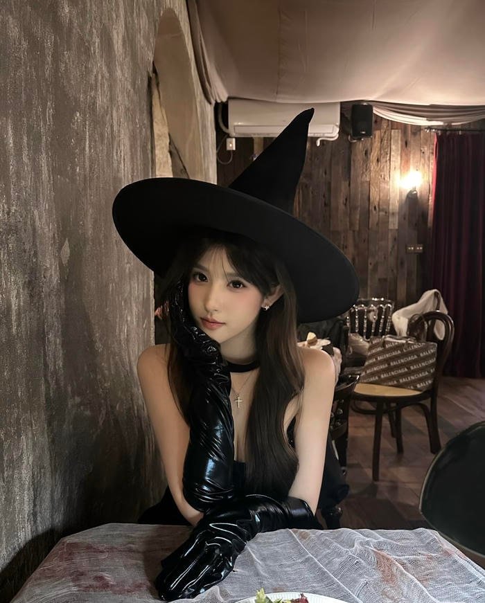 Hình ảnh cosplay phù thủy kết hợp phụ kiện phép thuật đầy cuốn hút