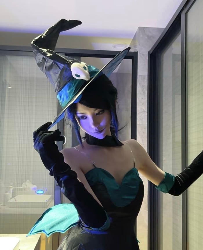 Hình ảnh cosplay phù thủy mang lại cảm giác huyền thuật rõ rệt