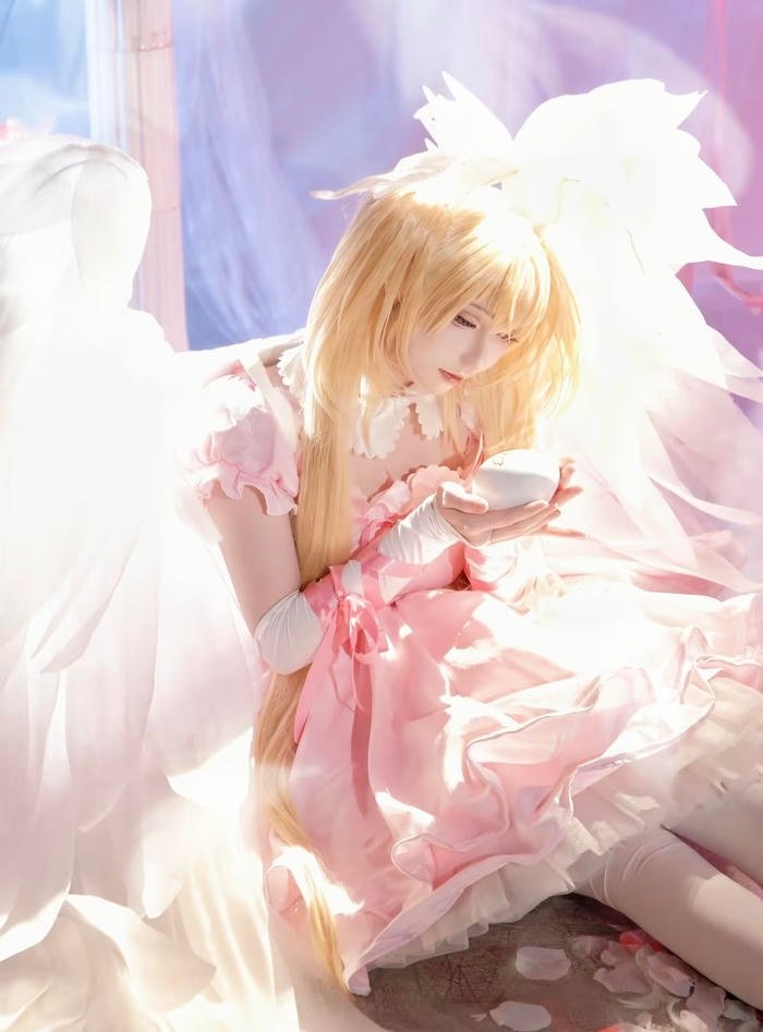 Hình ảnh cosplay thiên thần cho thấy nét đẹp mềm mại rõ ràng