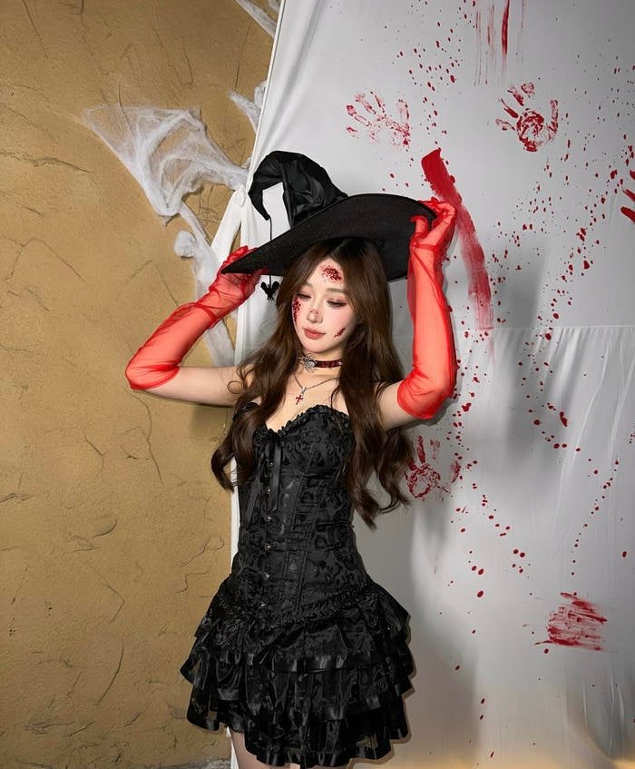 Hình cosplay phù thủy ánh sáng tối làm tăng độ huyền bí