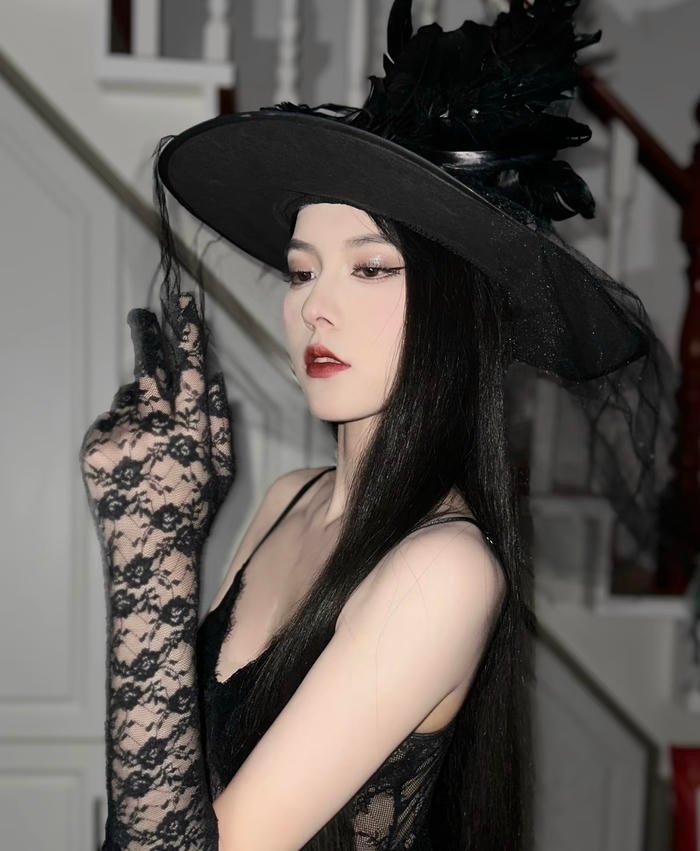 Hình cosplay phù thủy với chi tiết trang phục tinh xảo
