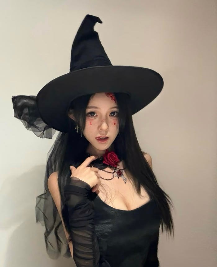 Hình cosplay phù thủy với phong cách gợi cảm tinh tế