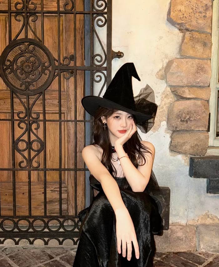 Hình cosplay phù thủy với trang phục ôm dáng đầy thu hút