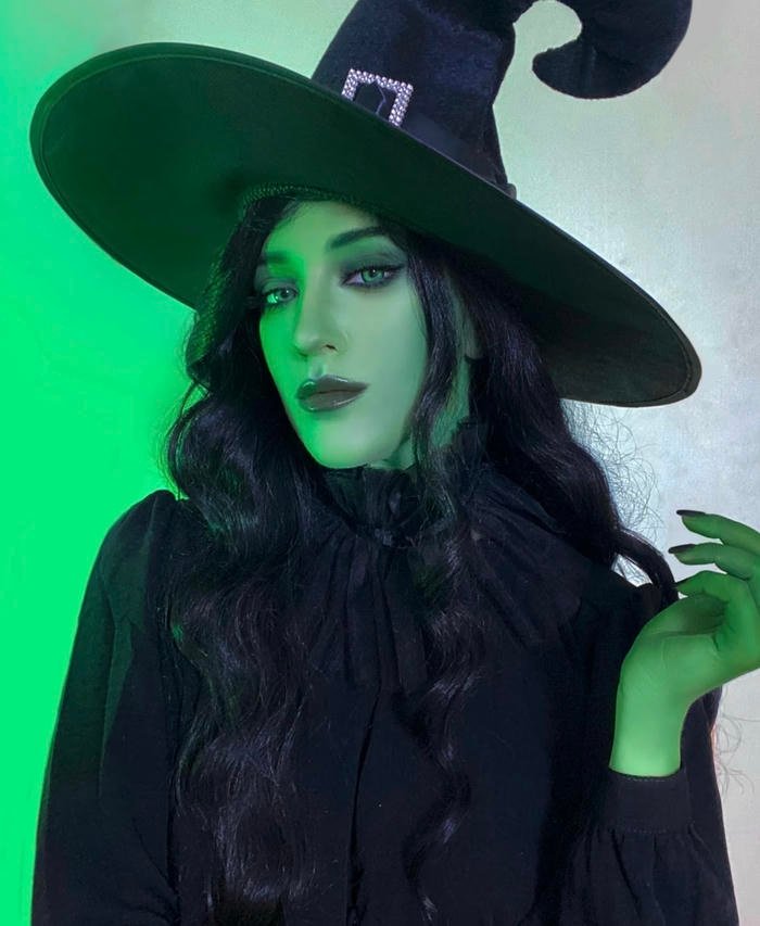 Hình cosplay phù thủy xuất hiện trong bối cảnh giả tưởng